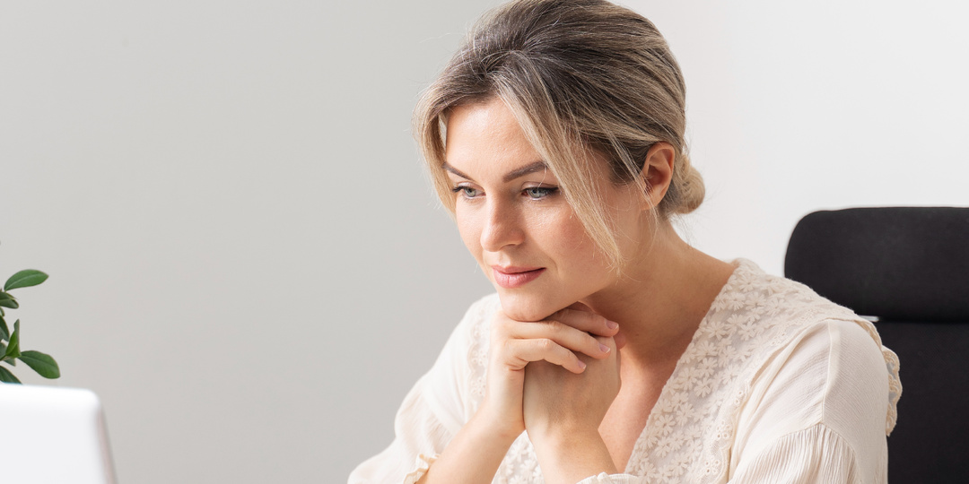 Почему боли в шее и плечах возвращаются даже при правильной осанке