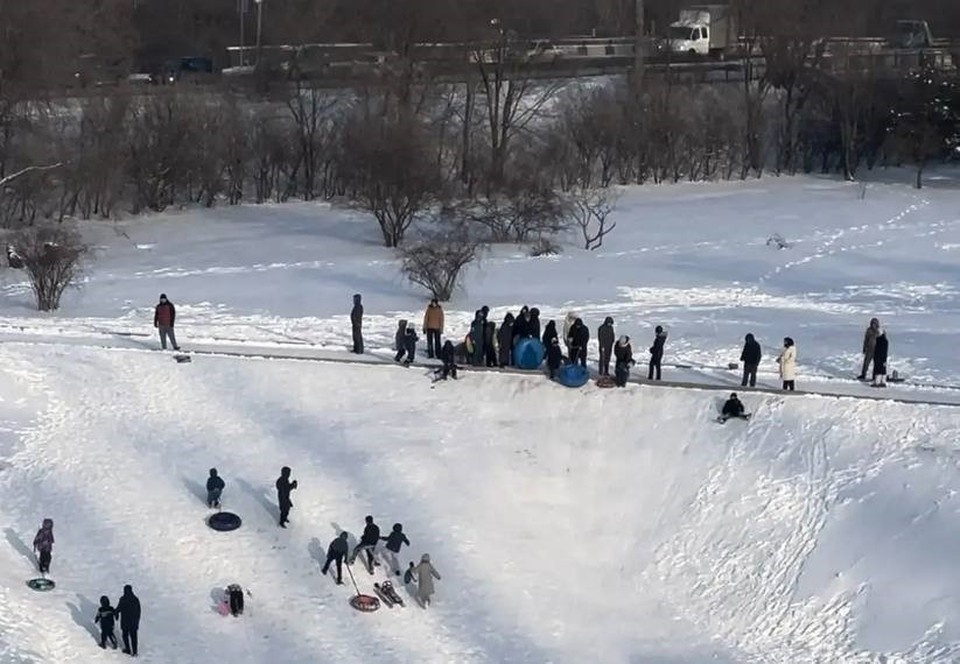    Ростовчан возмутило то, что дети и подростки катаются на санках в месте памяти и скорби. Фото: телеграм-канал глава Ростова Александра Скрябина.