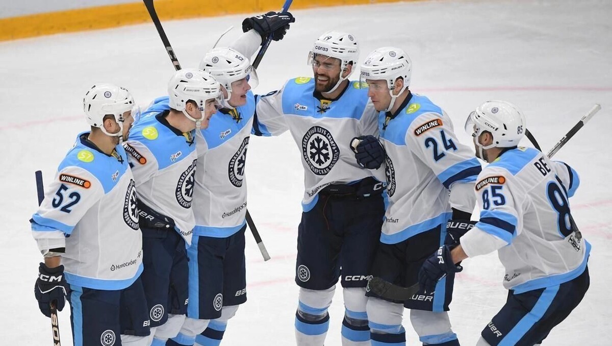    Великолепная «пятерка +1» меньше чем за минуту отыграла сразу три шайбы   ХК «Сибирь»