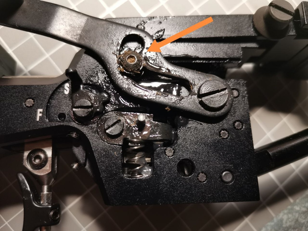 Трение винта ролика взвода о внутреннюю поверхность рукояти