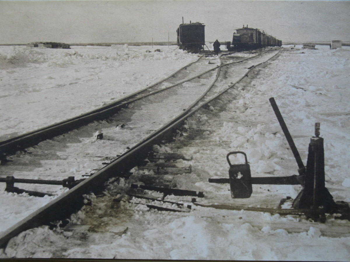 Ледовая переправа через Обь на трассе Салехард-Игарка,1953 год. Фотография из фондов Государственного архива Российской Федерации