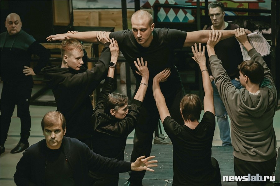 Оперным певцам приходится довериться солистам балета