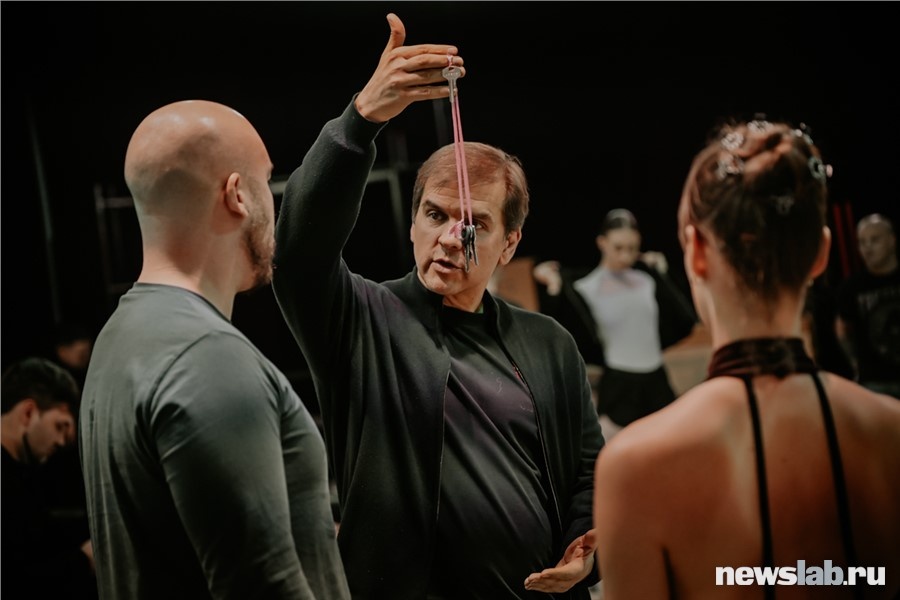 Режиссер регулярно приезжает в Красноярск, чтобы отработать с актерами все этапы постановки