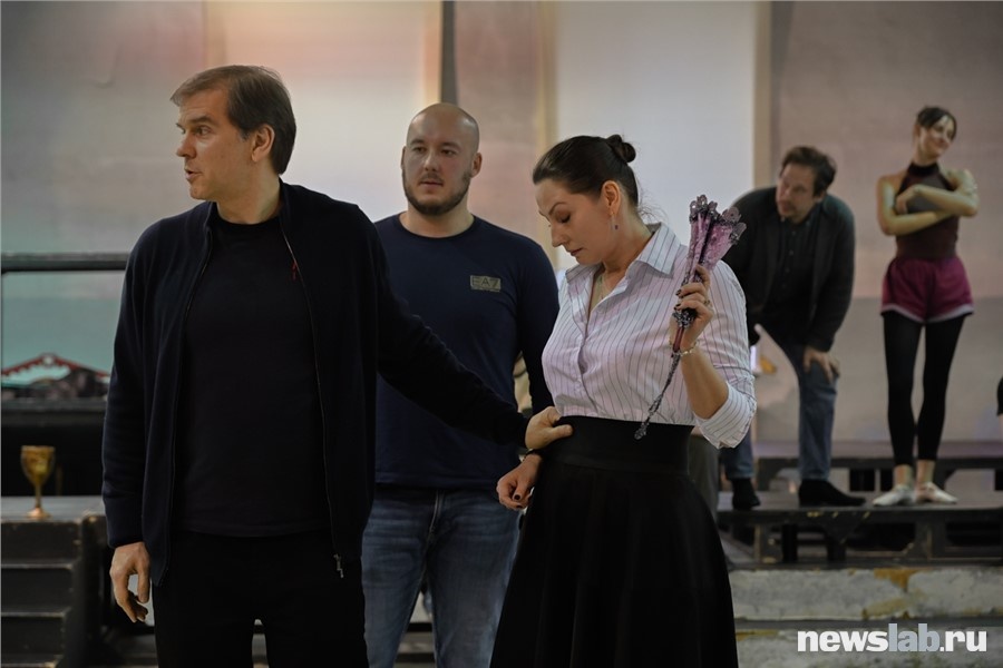 На репетиции присутствует почти вся труппа