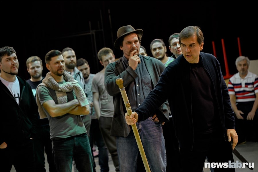 Сергей Новиков показывает каждому его место на сцене и объясняет, какие эмоции тот должен показать