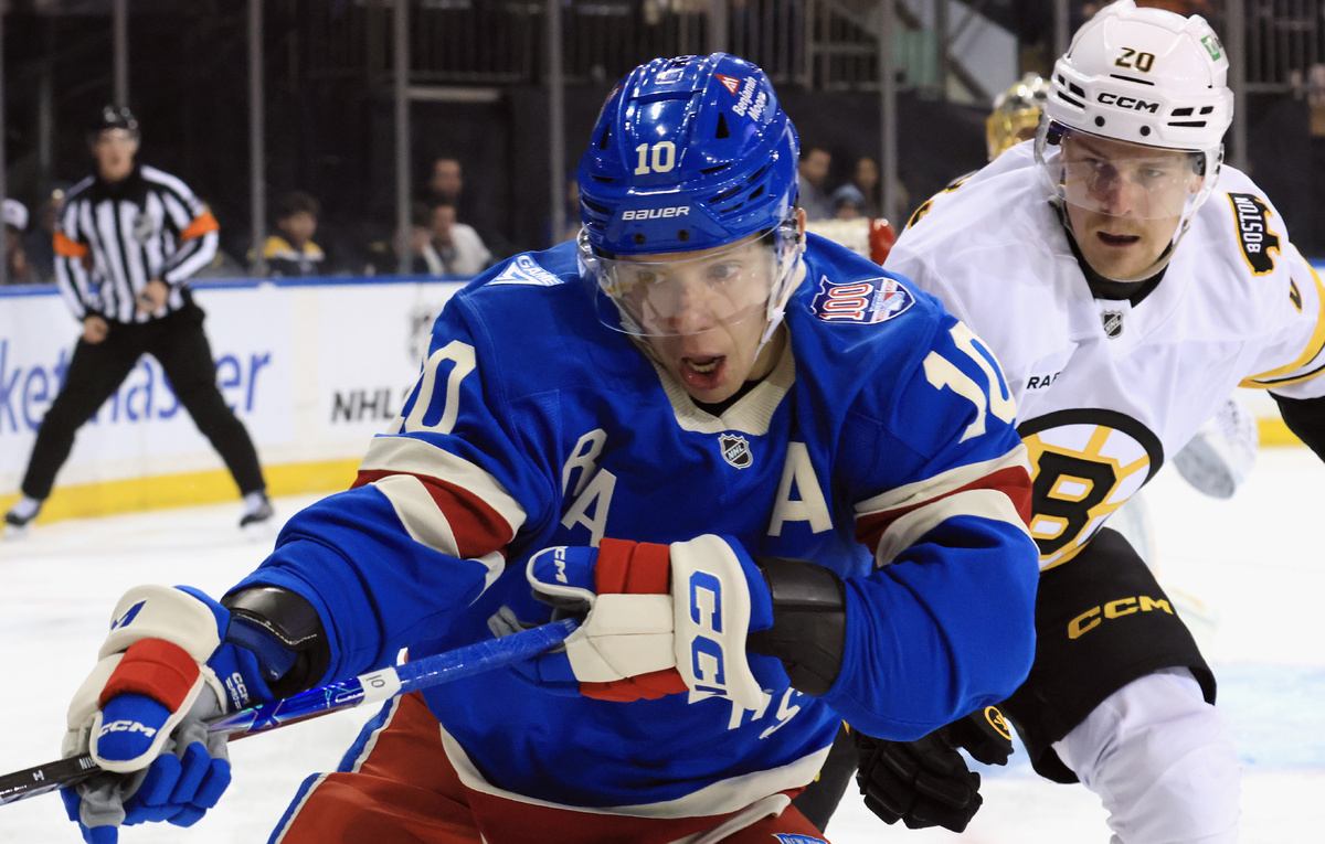    Нападающий "Рейнджерс" Артемий Панарин и защитник "Бостона" Хенри Йокихарью  Bruce Bennett/Getty Images