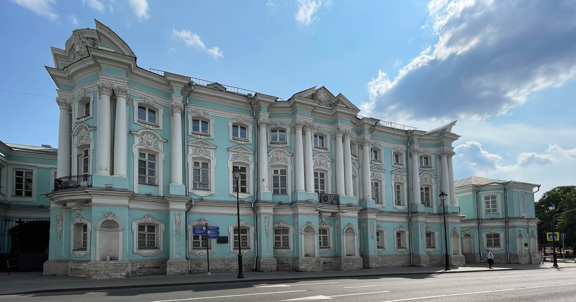 Источник: https://moskvichmag.ru/gorod/dom-nedeli-apraksinskij-dvorets-na-pokrovke-on-zhe-dom-komod/