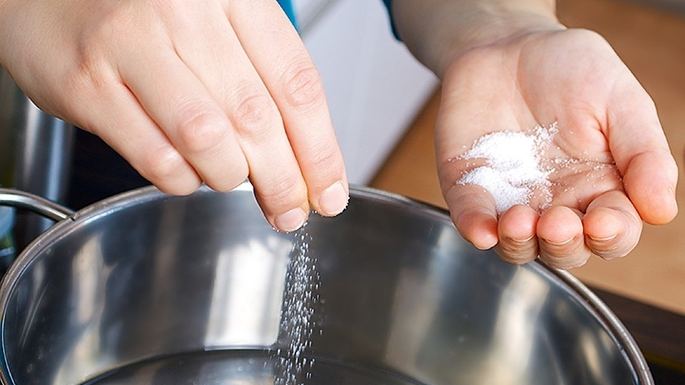 Посыпьте соль в воду - для потока Больших денег. Деньги сами приходят.