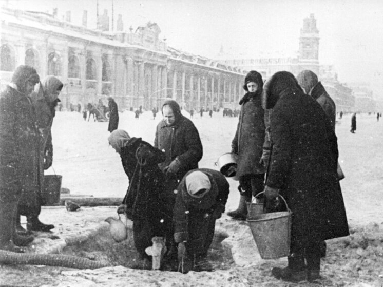 Жители блокадного Ленинграда. Источник: https://www.mk.ru/social/2026/01/21/10-vazhneyshikh-faktov-o-blokade-leningrada-872-dnya-muzhestva.html?ysclid=mkw2sus9o59035990