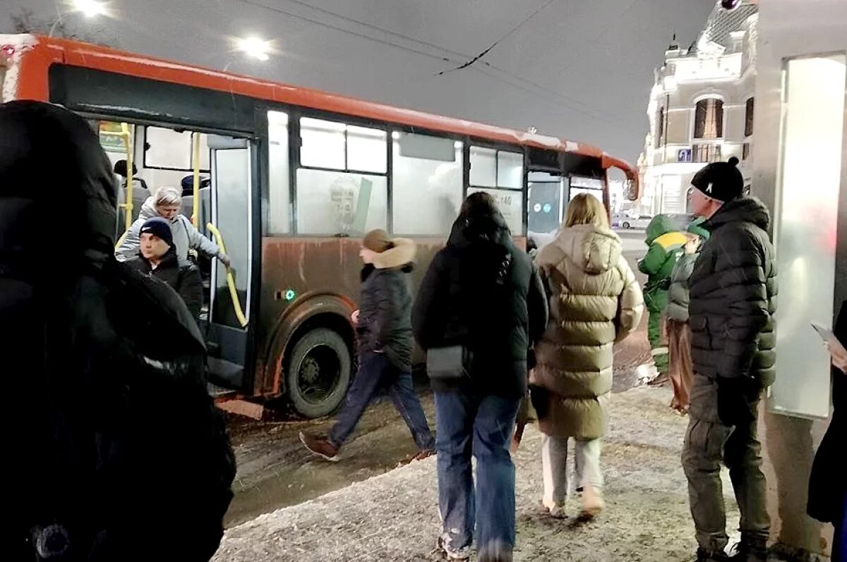    Видимо, сокращение длины маршрутов, а не увеличение числа автобусов на них должно уменьшить интервалы движения.