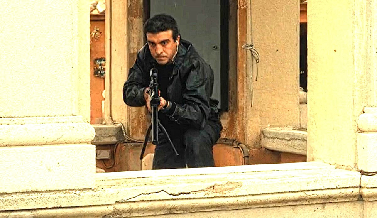 Почему он не маскируется? Видимо, в те годы в "криминальном" Риме это было обыденное явление, считавшееся частью городских достопримечательностей. 