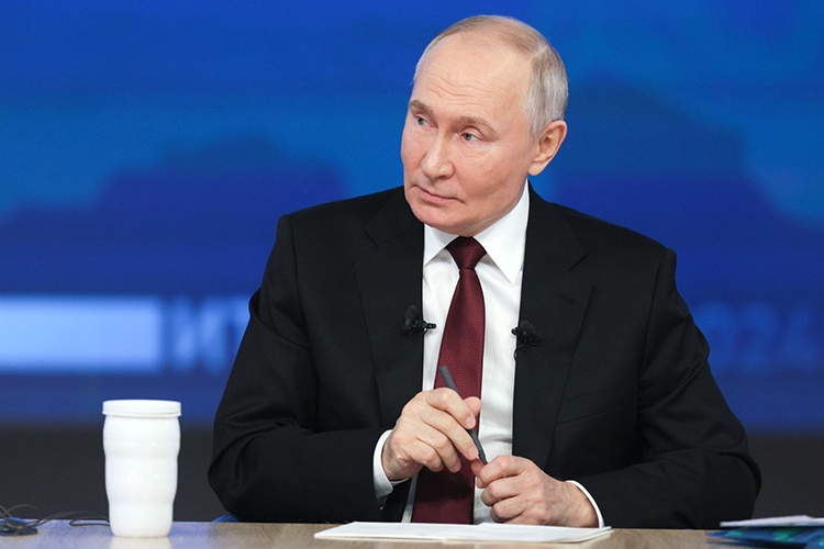    Специалист по мировой геополитике, политолог Юрий Баранчик: «Заявление Владимира Путина является важным сигналом. В принципе, это первое изъявление готовности Москвы легитимизировать послевоенное обустройство новых регионов РФ».   
Фото: Kremlin.ru