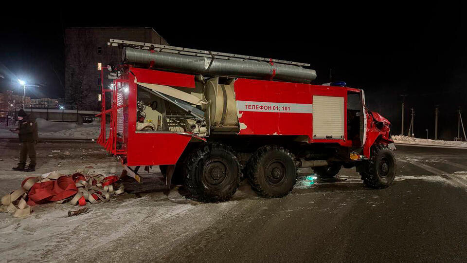    Mercedes столкнулся с пожарным "Уралом" и влетел в машину ДПС в Удмуртии t.me/МВД по Удмуртской Республике