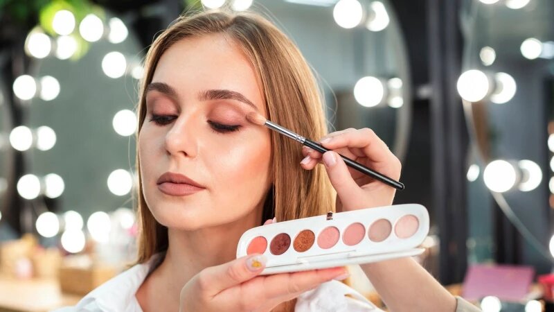     Макияж. freepik.com/drobotdean