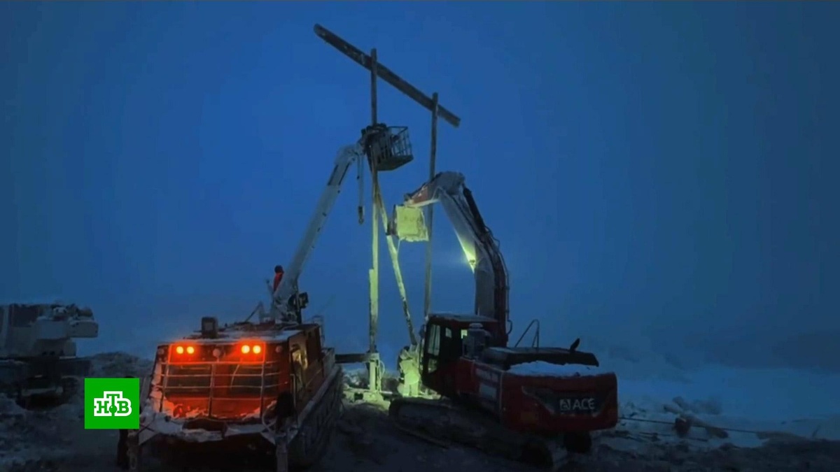    В мурманской тундре в метель собрали вторую из пяти рухнувших опор ЛЭП