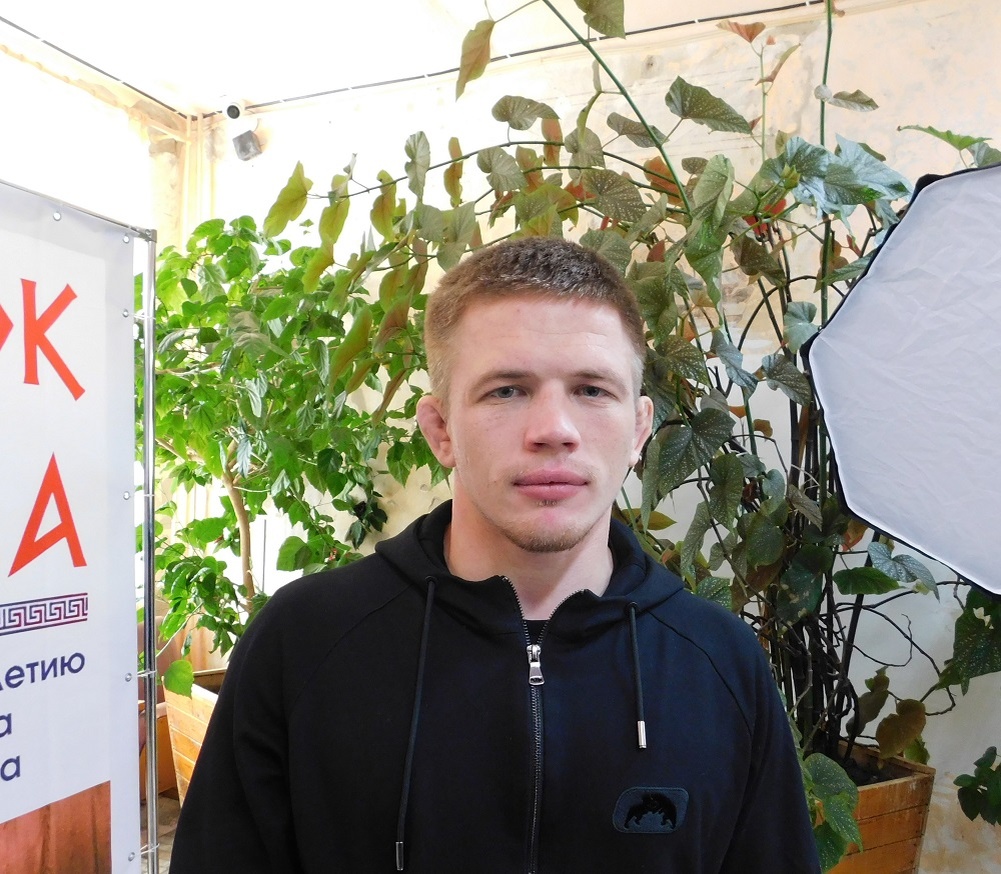   Сергей Степанов — почетный гость турнира Искитимского района по греко-римской борьбе «Кубок спартанца 2025»в селе Легостаево. Фото Анны Зубаревой