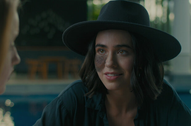 Главная герояиня... девушка с родинкой на щеке...