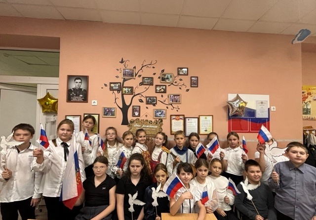    В школе № 4 имени  Д. В. Бондаренко "Наша газета"