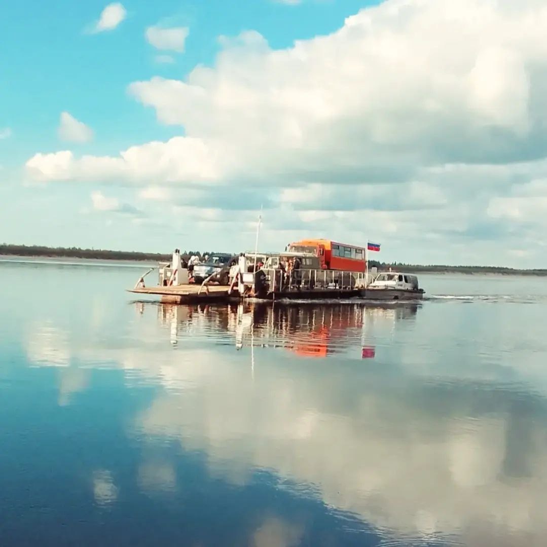 переезжаем реку Вилюй на пароме. 