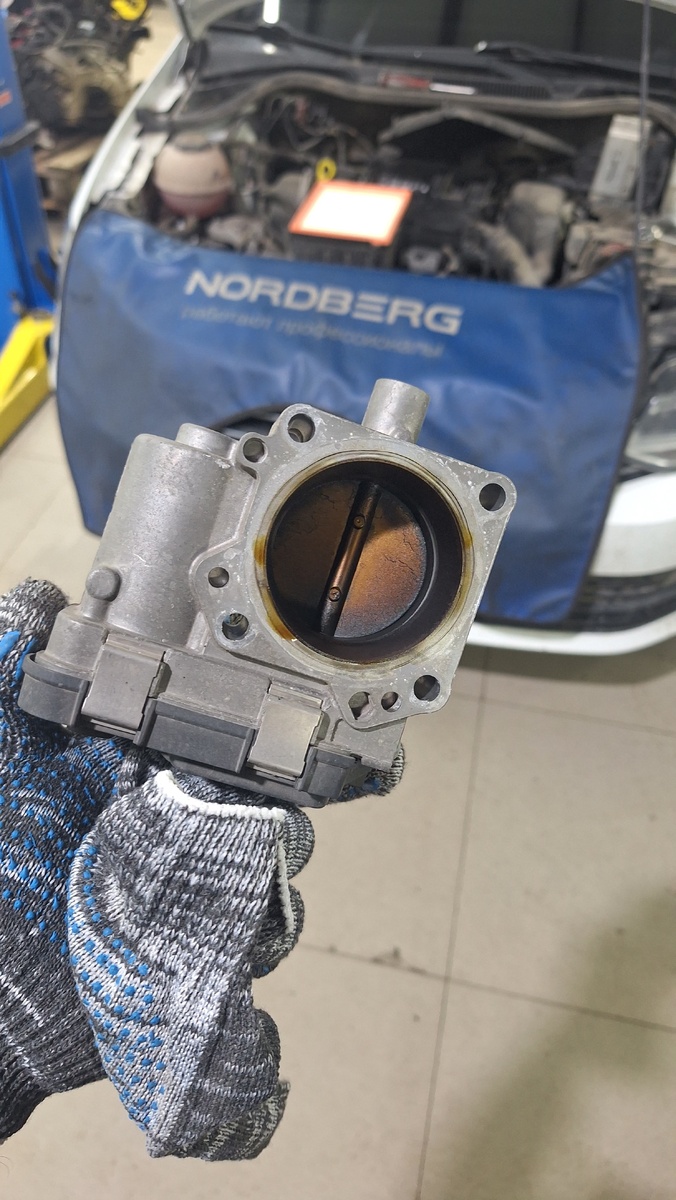 Грязная дросельная заслонка