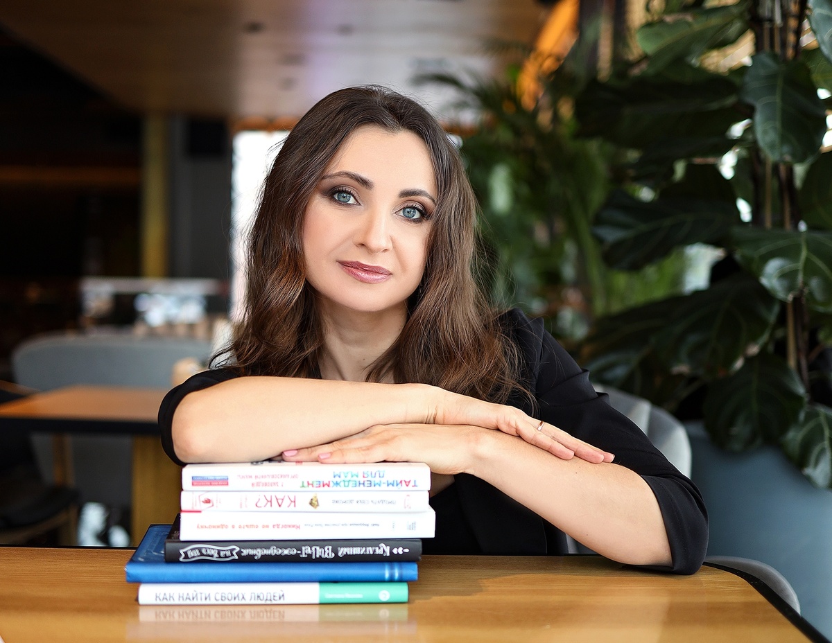 Блездова Алёна, автор книги "Декрет и Карьера. Практическое пособие по поиску работы в декрете и после него".