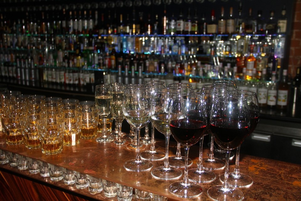    Мужчина хотел досадить хозяину кафе, который выгнал его из питейного зала за непотребное поведение Роман ИГНАТЬЕВ