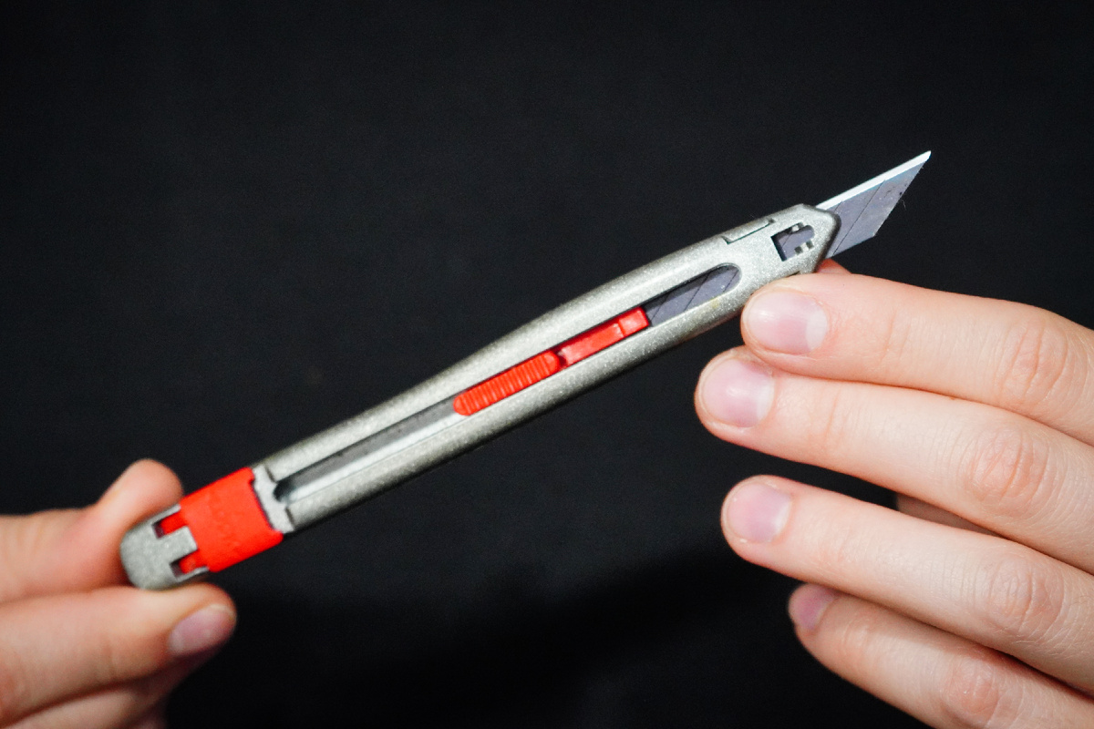 Сегментный канцелярский нож.