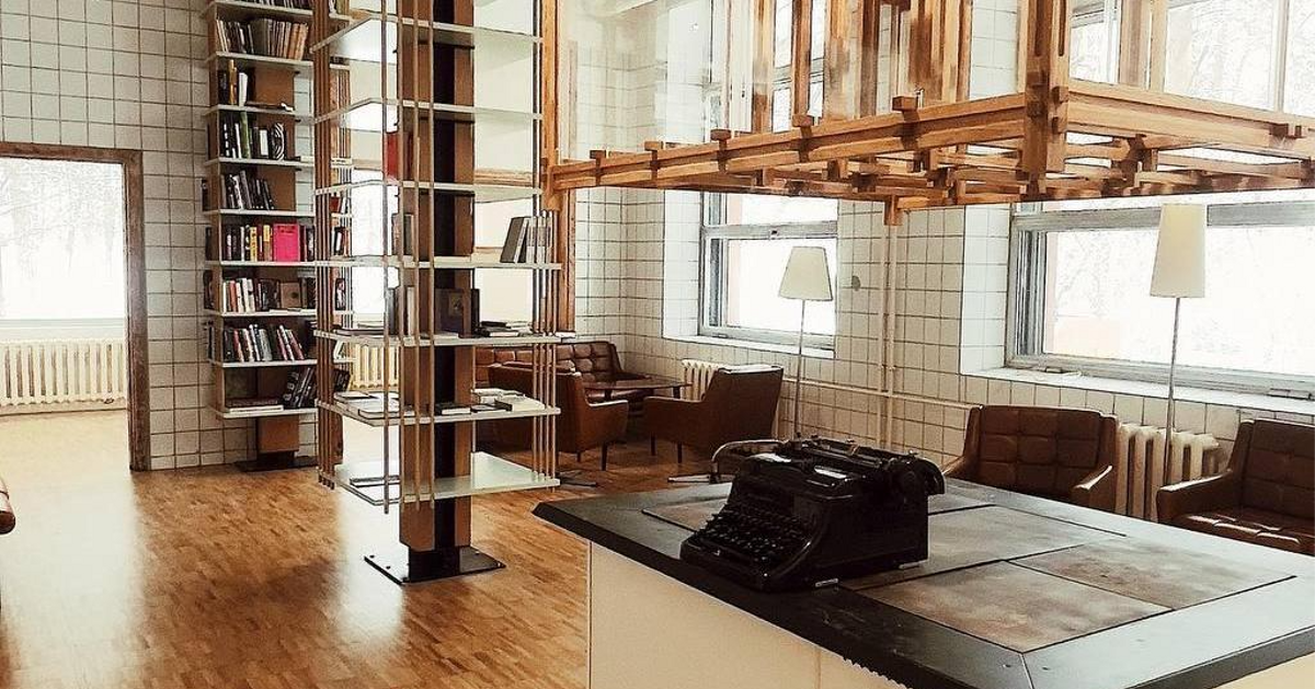 Источник: https://mydecor.ru/interior/offices-boutiques/v-dome-tvorchestva-peredelkino-otkrylsya-kovorking-po-proektu-blockstudio/