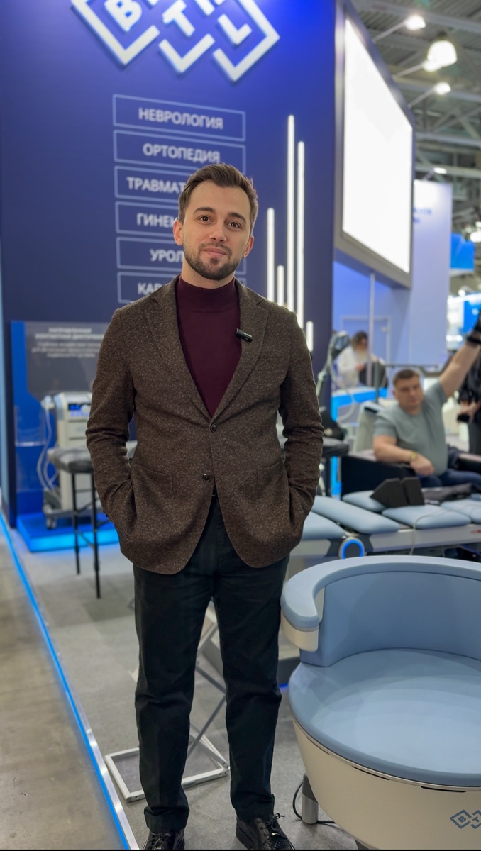 Российская неделя здравоохранения 2025. Г. В. Ковалев с аппаратом BTL Emsella.
