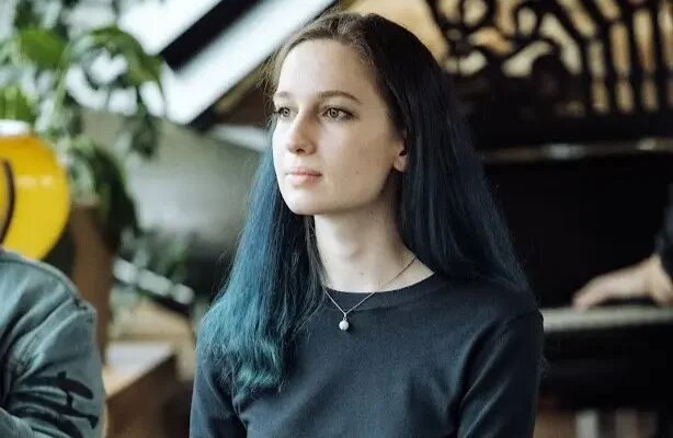    Милана Стояновска — киножурналистка (РБК Life, «Сеанс», Okko), автор телеграм‑канала «Ненаписанная рецензия». В интервью для сайта Школы журналистики имени Владимира Мезенцева при Центральном доме журналиста она рассказала о современной кинокритике и киножурналистике, а также о перспективах их развития. Анна Пакова