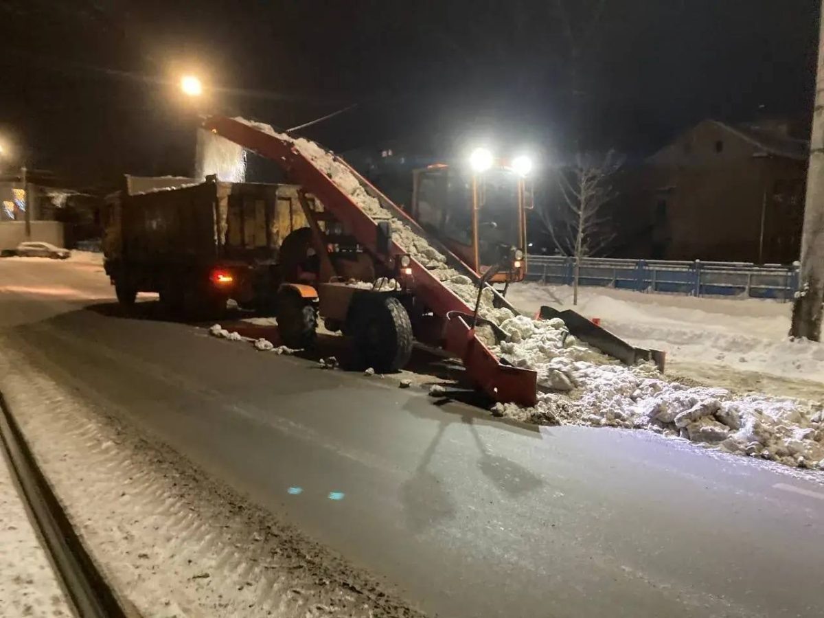    Техника и бригады уже приступили к очистке снега на дорогах