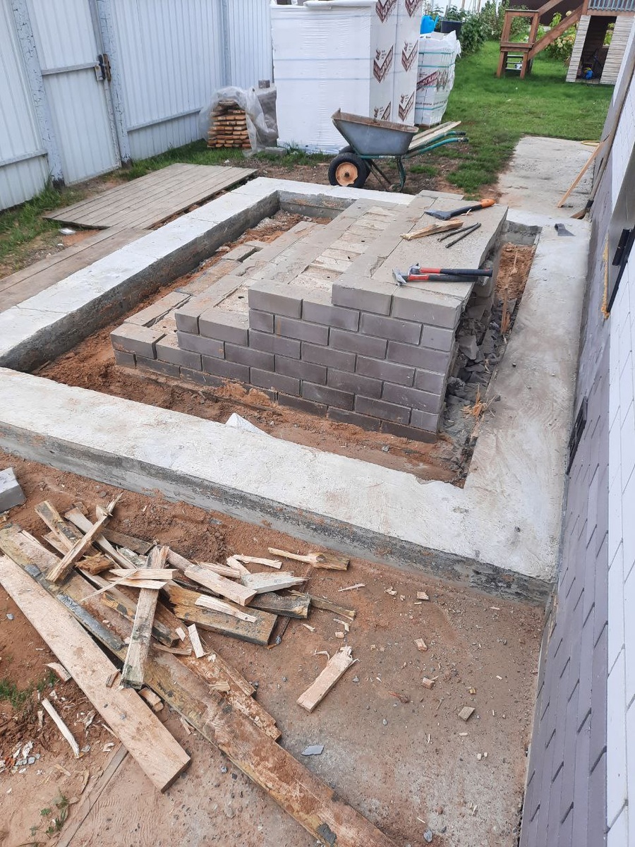 Опалубка удалена. И хорошие доски сложены в штабель за газосиликатом.