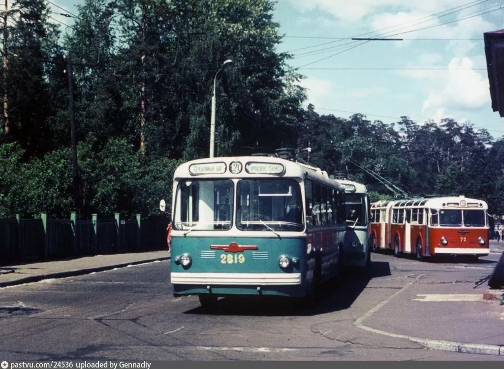 Троллейбус №20 на конечной остановке "Серебряный бор", 1969. Автор фото: Р. Маквелл. С сайта www.pastvu.com.