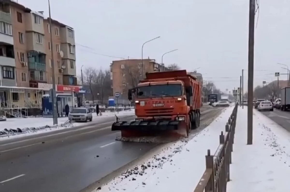    Коммунальные службы Астрахани перешли на круглосуточный режим из-за снега