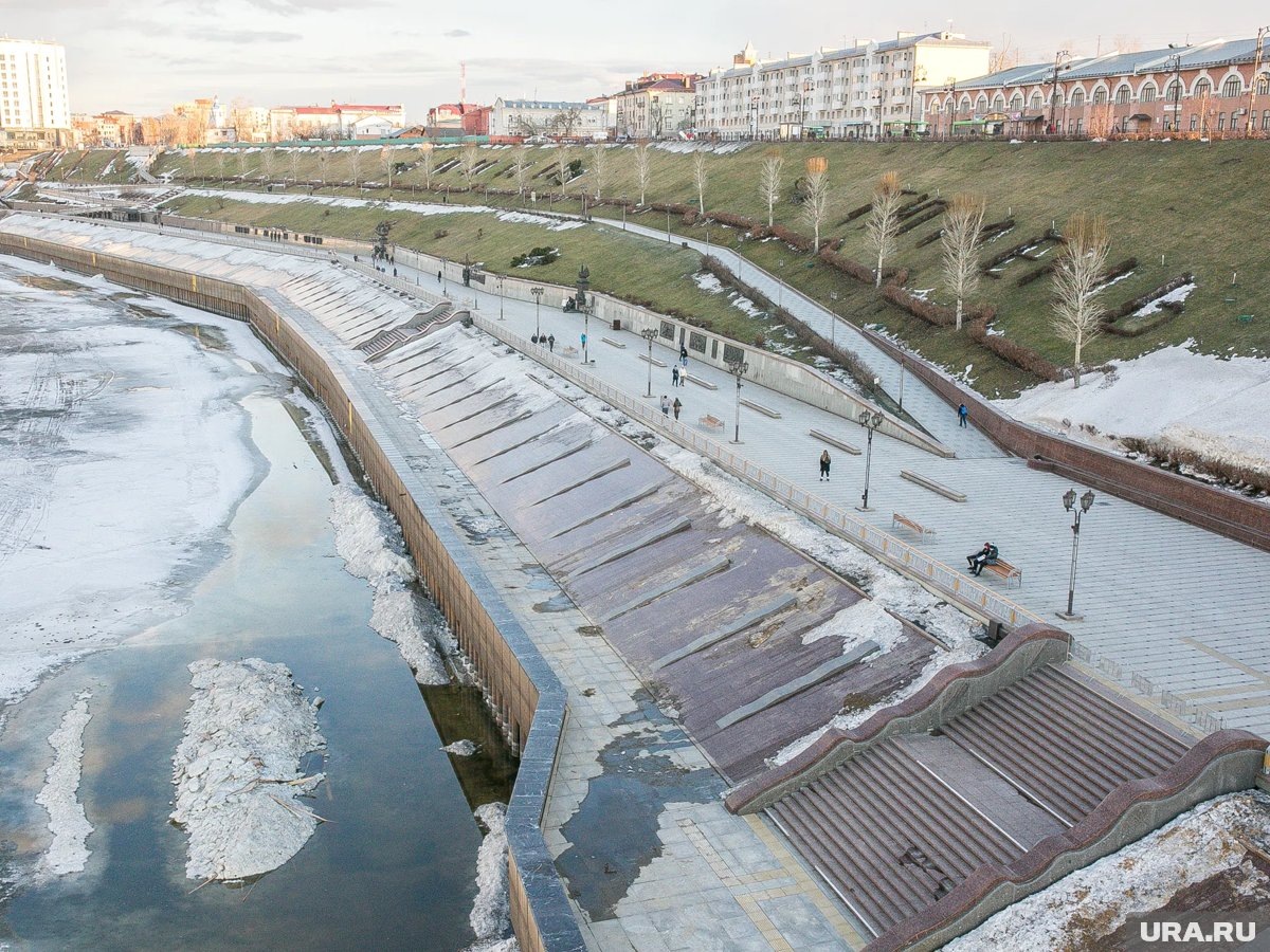     Здание расположено недалеко от набережной