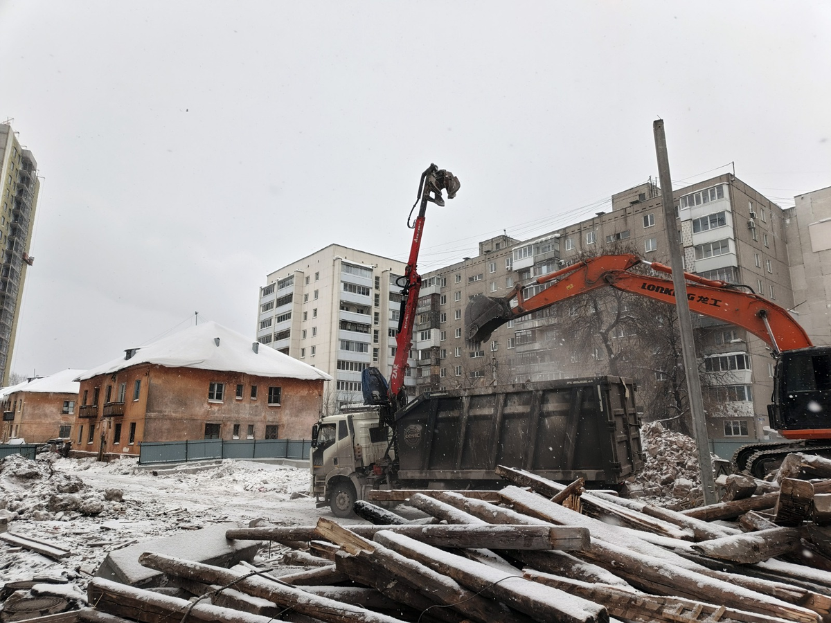 Идет снос двухэтажки по улице Суворова. Фото: автора