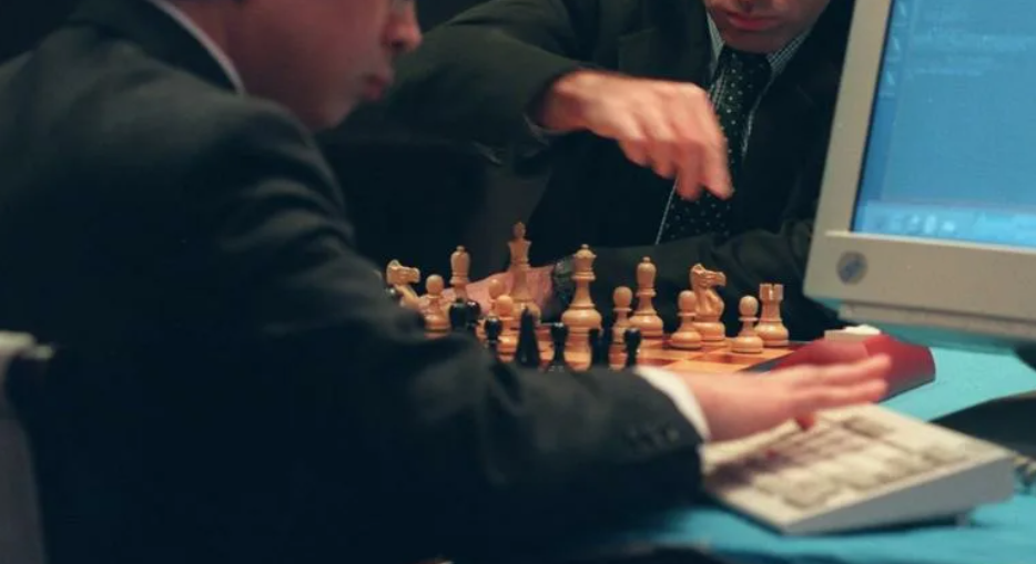 11 мая 1997 года в Нью-Йорке завершился матч между знаменитым гроссмейстером и шахматным суперкомпьютером Deep Blue. Тогда машина впервые оказалась сильнее чемпиона мира.