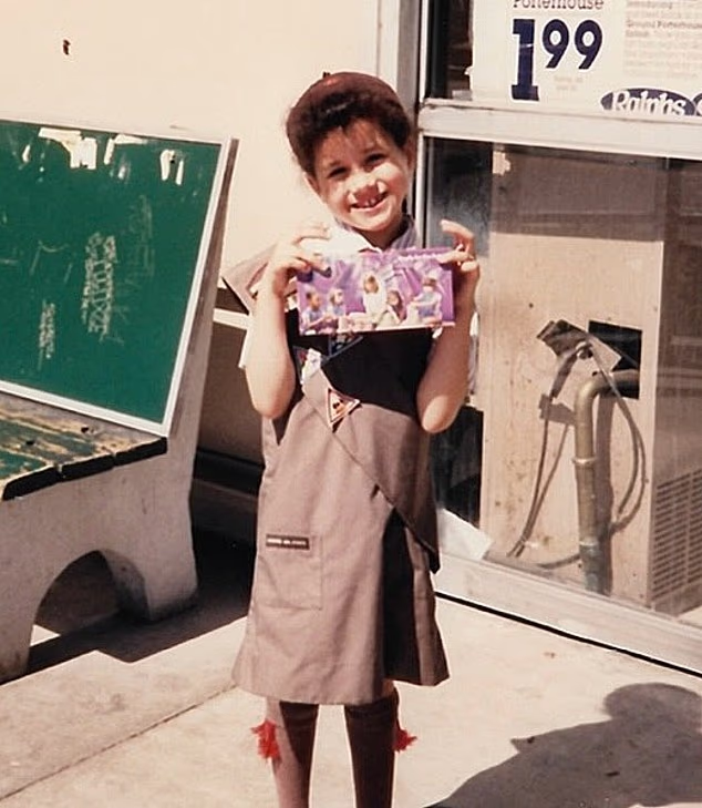 Меган Маркл в детстве, как участница движения скаутов, продает печенье.