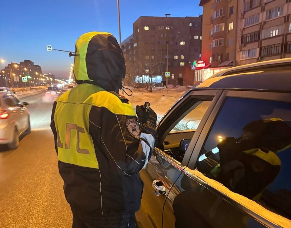 Автоюрист рассказал, для чего инспекторы ГАИ просят водителей показать смартфон на дороге