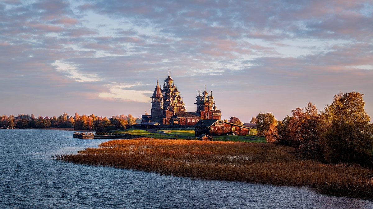  Преображенская церковь с 22 главами возвышается над Онежским озером, отражаясь в зеркальной глади воды. Рядом — Покровская церковь и колокольня, создавая уникальный ансамбль деревянного зодчества. Координаты: 62°04′ с.ш. 35°12′ в.д., Республика Карелия. Площадь острова — 5 км². Температура воды +14°C, воздуха +16°C.