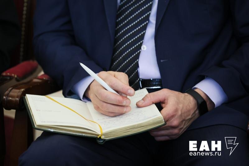    ЕАН. Человек пишет в ежедневнике