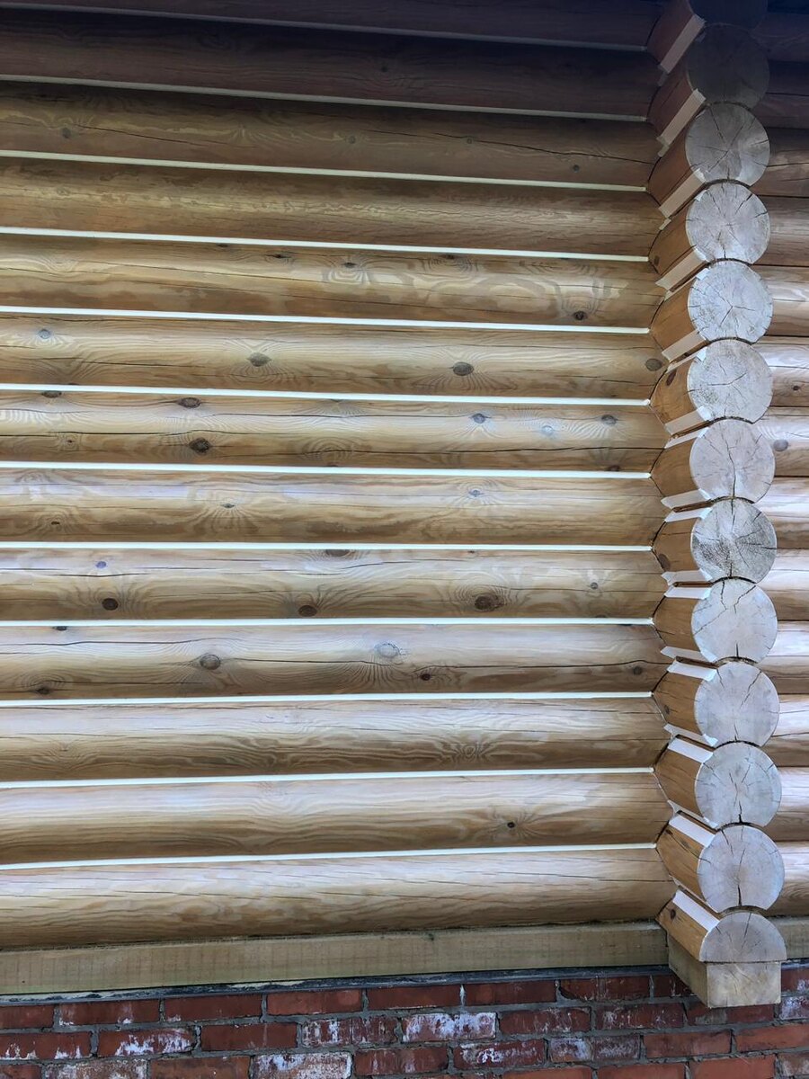 Шнур не только обеспечивает правильную работу герметика на разрыв, но и экономит ваш бюджет. Он заполняет глубокие пустоты между бревнами, чтобы вам не пришлось тратить дорогой герметик литрами на «затыкание дыр».