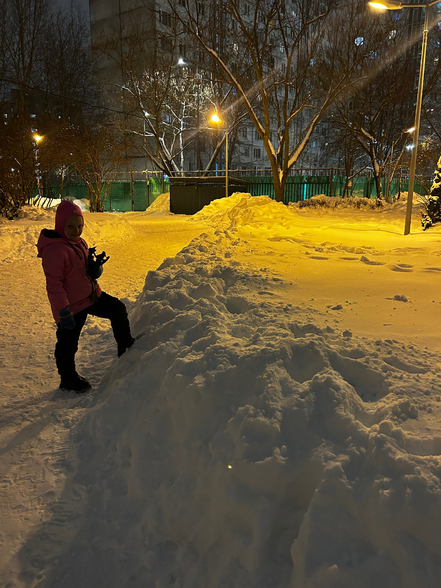 Это не сугроб, это чудо какое-то! Дочь с друзьями там динозавров и драконов ее закапывают. Надеются весной откопать!😂