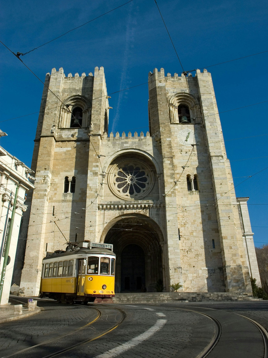 Лиссабонский собор — старейший в городе, его основали ещё в 1150 году. Храм сильно пострадал во время землетрясения XVIII века, но его удалось отреставрировать. Фото: Eduardo Goody / Unsplash