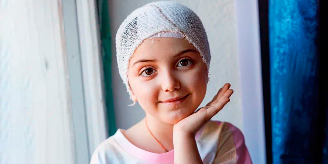 На Эмилию рухнула хрустальная люстра. Пика вошла в голову на 8 см. Помогите девочке!