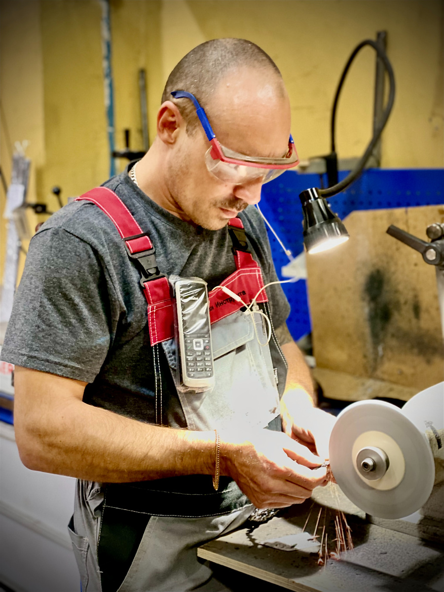 Заточка инструмента на режущую кромку или от неё ? Как правильно ?