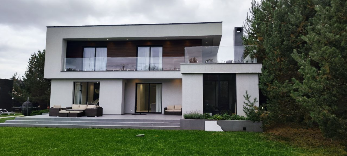 Объект Интел Групп. Дом из газобетона со сложной архитектурной формой и выступающей входной группой. 