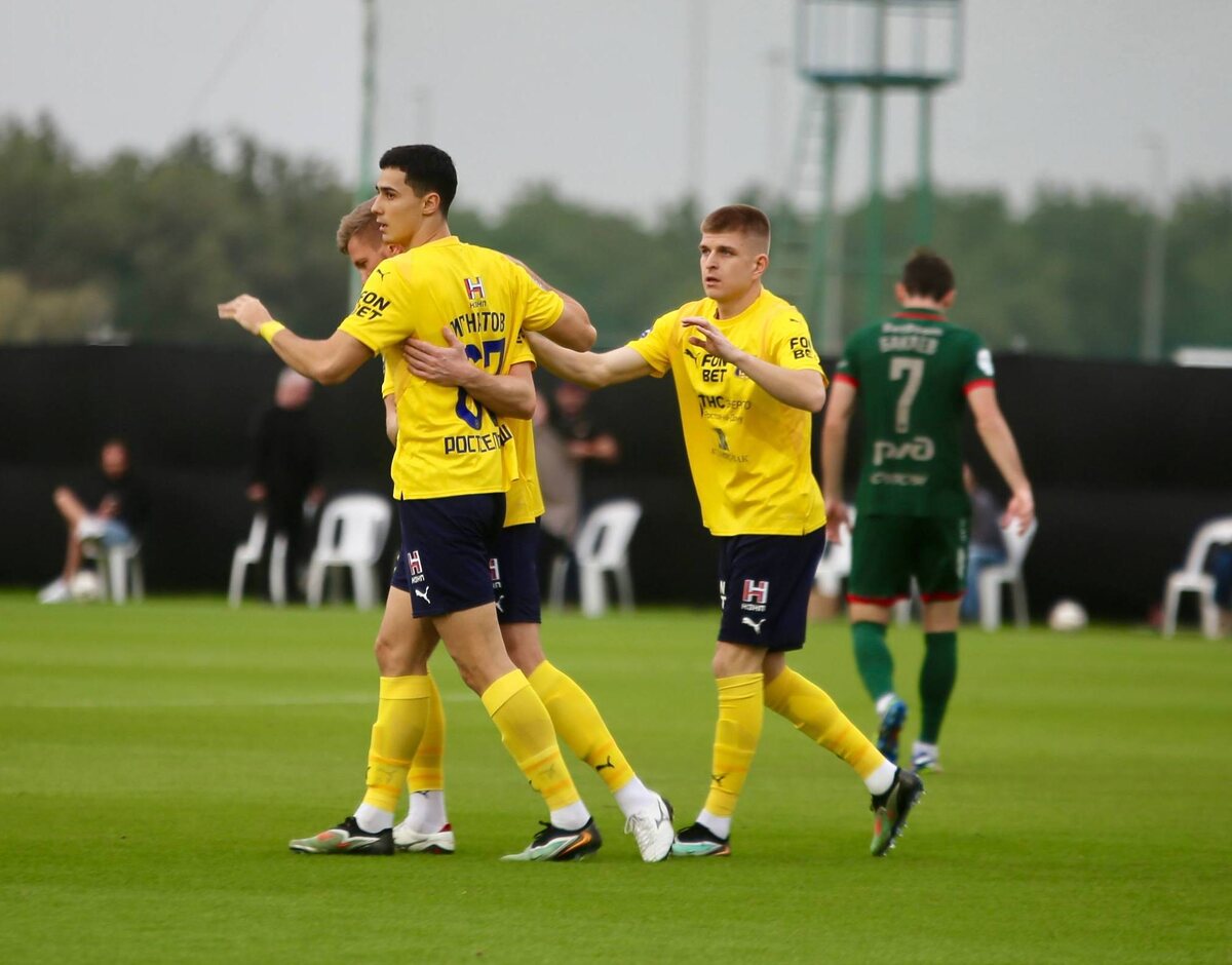 Герман Игнатов принимает от партнеров поздравления с забитым мячом в ворота «Локомотива». Фото из архива ФК «Ростов»