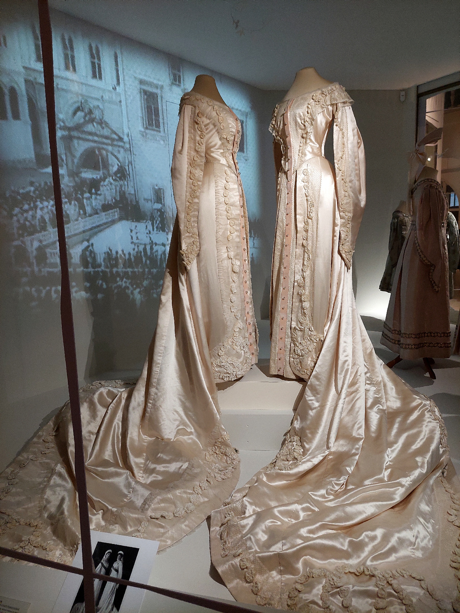 Парадное придворное платье великих княжон Ольги и Татьяны