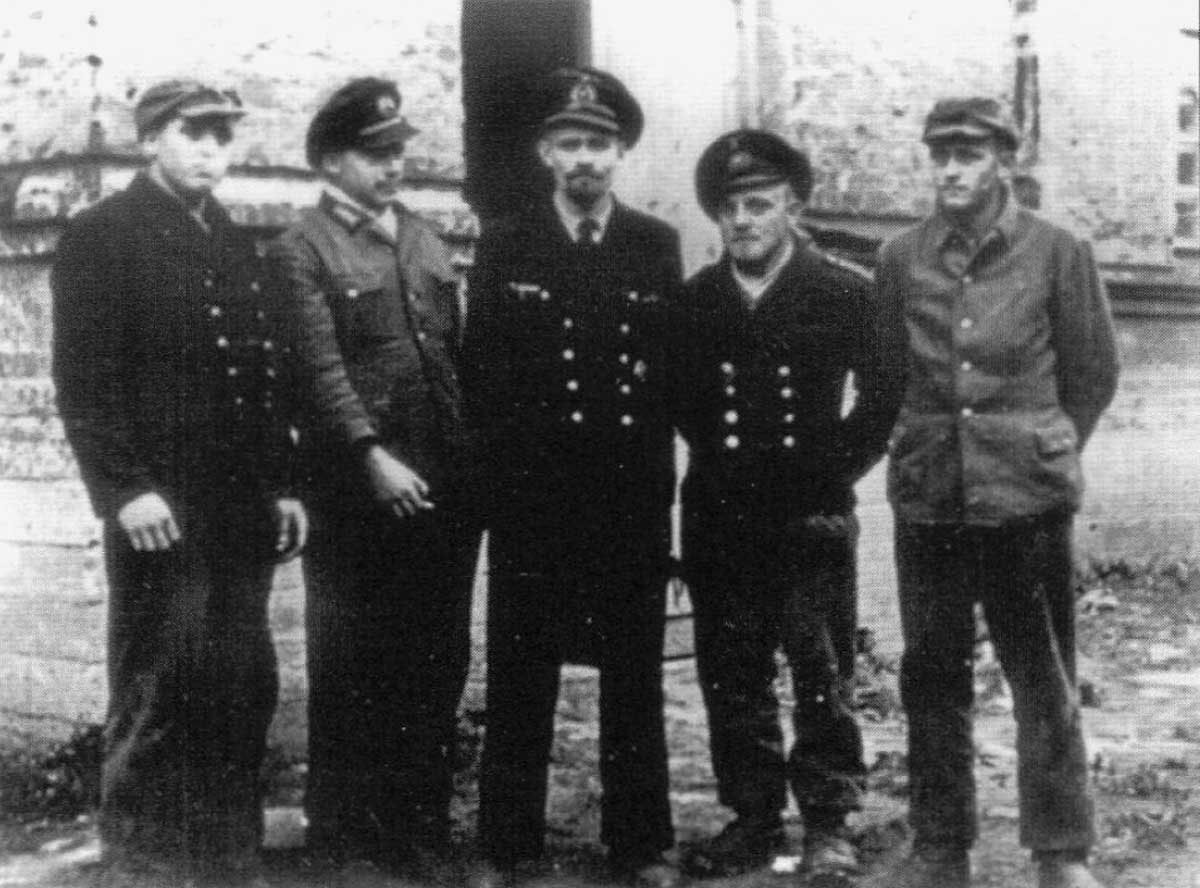 Пятеро из шести спасшихся с U-250 моряков (слева направо): машинный старшина К-Х Фензен, второй штурман Х. Диркс, командир В. К. Шмидт, штурман Г. Ридель, матрос Р. Чарнке. Кронштадт, 1944 год